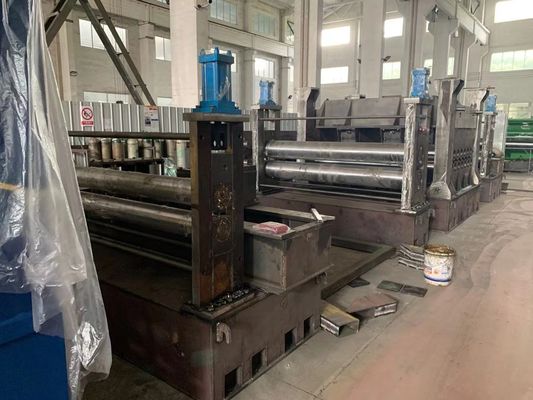 Ενιαίος βραχίονας Hydrualic Decoiler που σκίζει το υψηλό spee μηχανών για τον ελαφρύ τύπο σπειρών 8000kg χάλυβα και χρησιμοποιημένος για να κάνει το σωλήνα