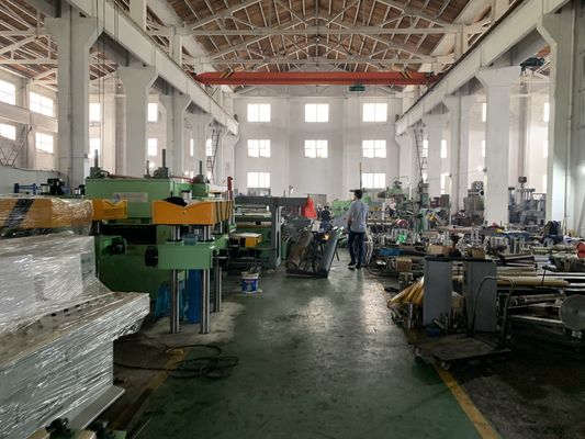 Σπείρα χάλυβα που σκίζει τη γραμμή που χρησιμοποιείται στο πάχος 0.6~10mm για τον κρύο κυλώντας μύλο, τον ενωμένο στενά μύλο σωλήνων, το ρόλο που διαμορφώνει τη μηχανή, κ.λπ.